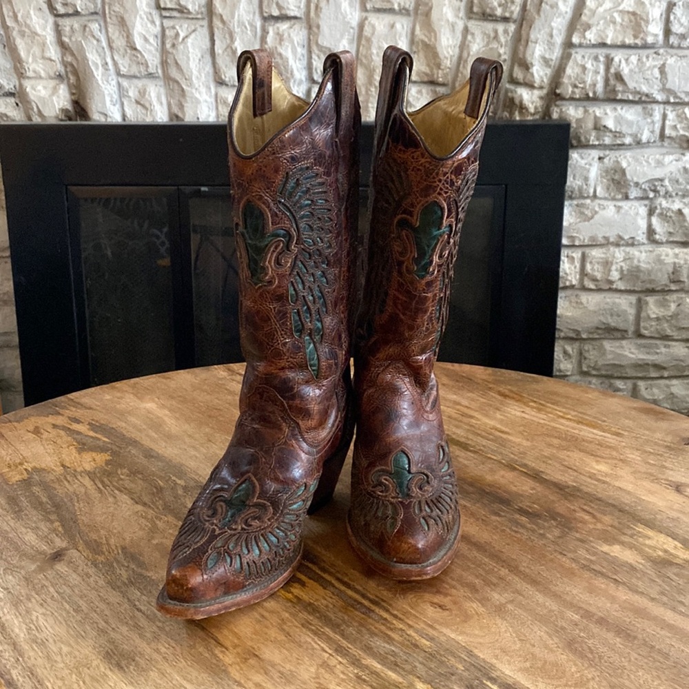 Corral fleur-de-lis & wings genuine leather boots. Great condition.